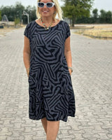 QUORINA | RELAXED MIDI DRESS WITH ROUND NECKLINE